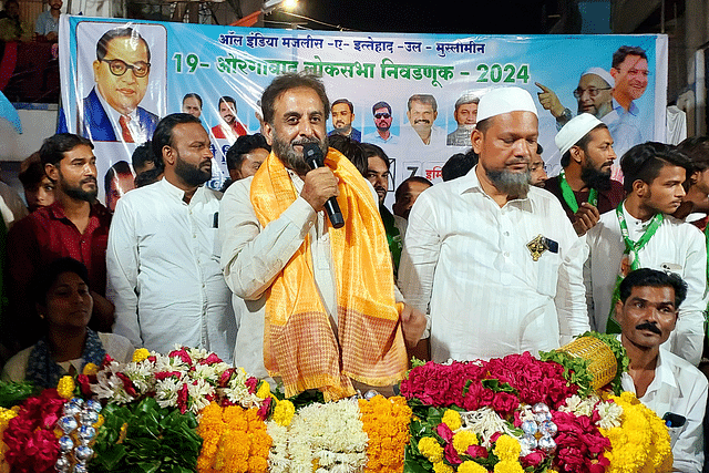 Seen here third from the left- Syed Imtiaz Jaleel, AIMIM's sitting Aurangabad Lok Sabha MP and candidate for the same in 2024 Indian General Elections.