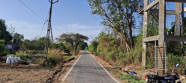 A village road enroute Bhoma Pardi.