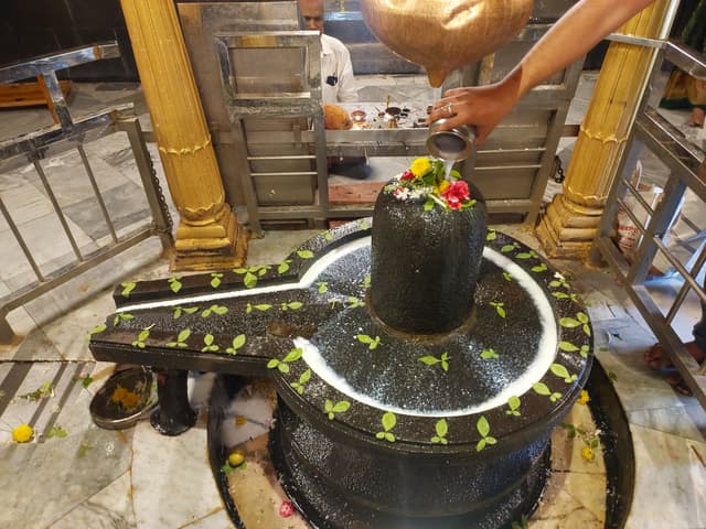 A Pinda dedicated to lord Shiva in the Garbhagriha of the temple.