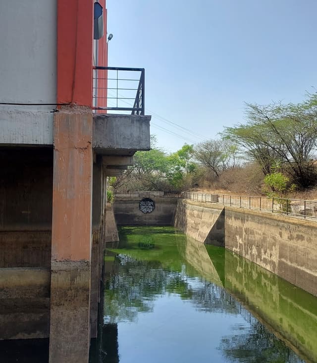 Landing point for the Purandar Lift Irrigation Scheme atop the Shindawane Ghat in Purandar Taluka. Note the green colour of the stagnant water and pieces of plastic stuck on the nets of the outlet indicating high levels of contamination.