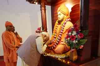 PM Modi bowing down before Swami Vivekananda statue