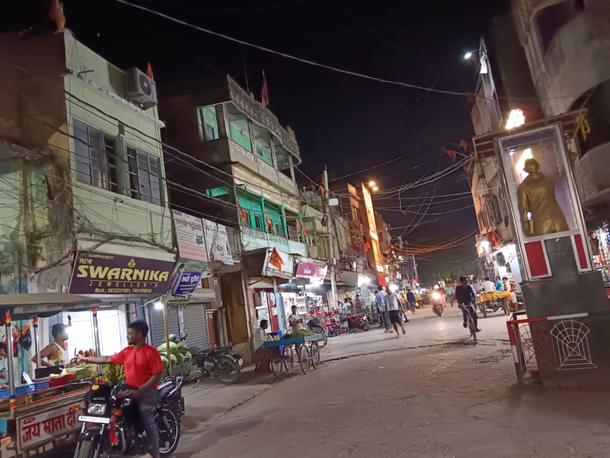 Market located 50-70m away from the Communists' headquarters in Patel Chowk