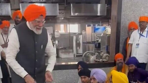 PM Modi Doing Langar Seva At Patna Sahib