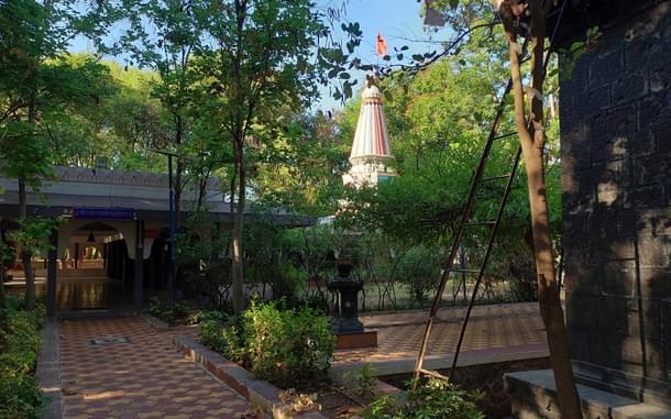 Shri Kanheri Temple Complex houses shrines dedicated to lord Hanuman and lord Ram along with a tomb dedicated to the late Maratha noble Subhanji Deokate. The latter served the famed Maratha king Chatrapati Shivaji and was a Vatandar of several villages in Western Maharashtra including Kanheri and Katewadi.