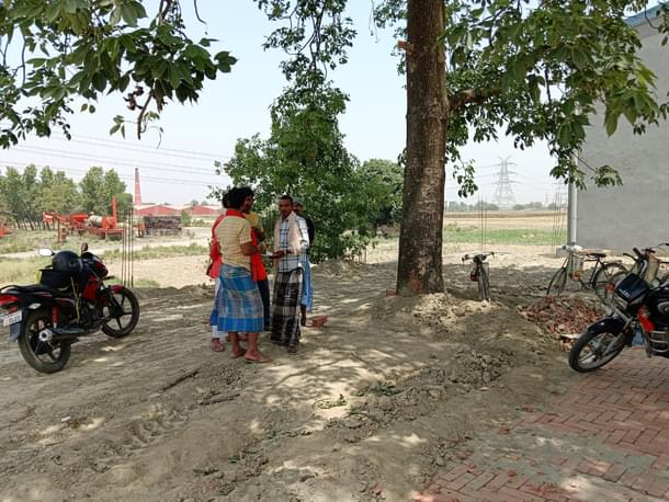 Labourers waiting for next round of grains