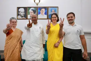 Congress leaders (from L to R) Sonia Gandhi, Mallikarjun Kharge, Priyanka Gandhi Vadra and Rahul Gandhi showing victory sign.