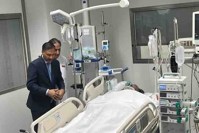 Indian Ambassador to Kuwait met the injured Indian workers in hospital (Pic Via Twitter)