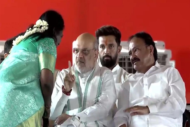 Amit Shah speaking with Tamilisai Soundararajan (Screengrab)