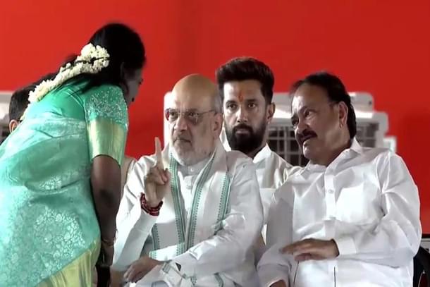 Amit Shah speaking with Tamilisai Soundararajan (Screengrab)