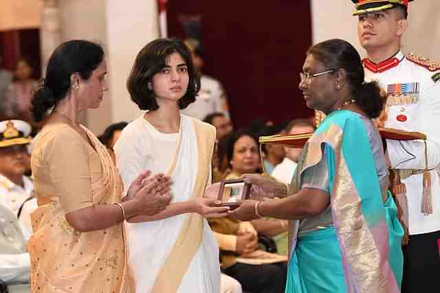 Captain Anshuman Singh's widow and mother receiving the Kirti Chakra from President Droupadi Murmu