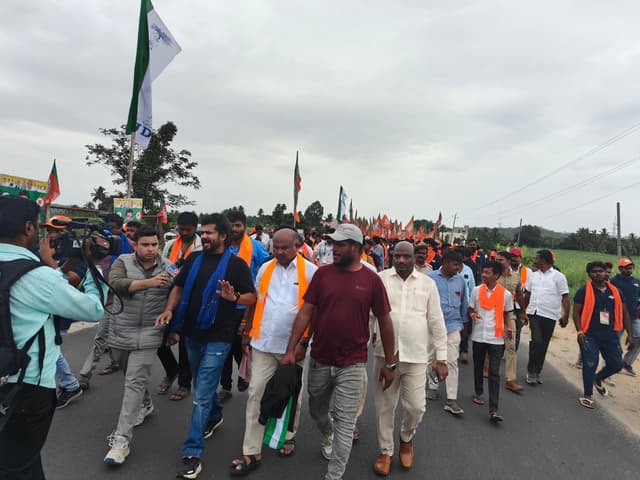 Former Mysuru-Kodagu MP Pratap Simha interacting with a media person.