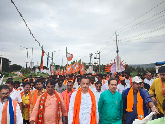 From L to R: Chalavadi Narayanaswamy, R Ashok, Dr C N Ashwath Narayan and others.