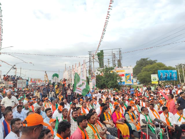 How the crowd looked, just before the sun set.