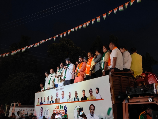 JD(S) leader Nikhil Kumaraswamy addressing a gathering at Srirangapatna.