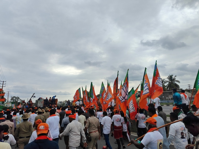 Mysuru Chalo padayatre in action near Srirangapatna, Mandya. 
