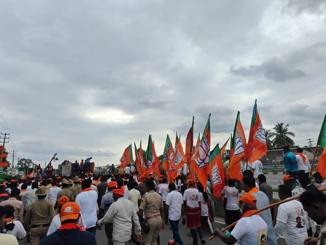 Mysuru Chalo padayatre in action near Srirangapatna, Mandya.