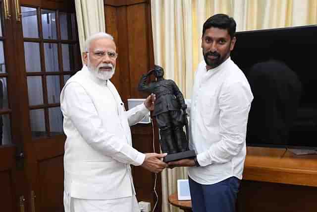 Arun Yogiraj with PM Narendra Modi and a smaller version of the Netaji statue at Kartavyapath.