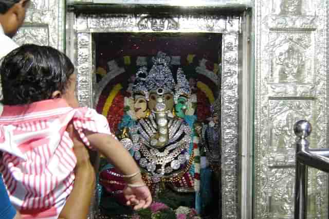 A family at Sri Rajaganapathi Temple, Salem, Tamil Nadu (Wikimedia Commons)