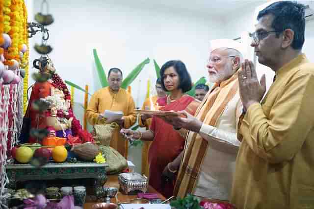 PM Narendra Modi doing Ganesh Puja at CJI D Y Chandrachud's residence