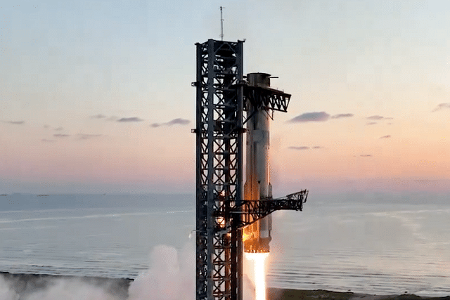 SpaceX 'Mechazilla' catching the Super Heavy booster