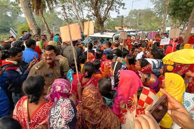 Women protest against corruption by Trinamool leaders in PMAY in Bengal in 2022