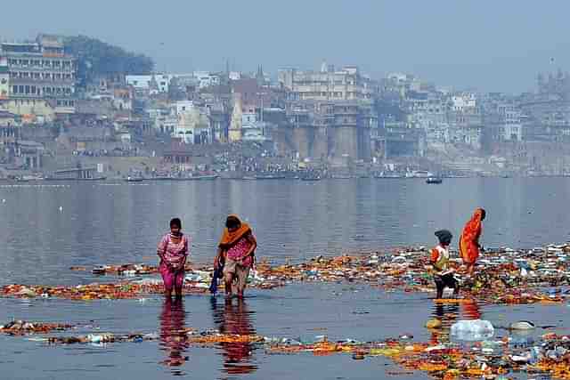 water pollution at the banks of ganga river