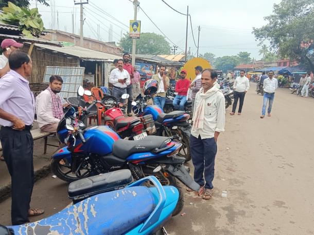 Scores of bike with JMM cadre