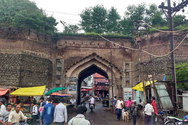 Delhi Gate Karanja Lad is an old historical Gate of the Karanja town fort (Jayant Wadatkar/Wikimedia Commons) 