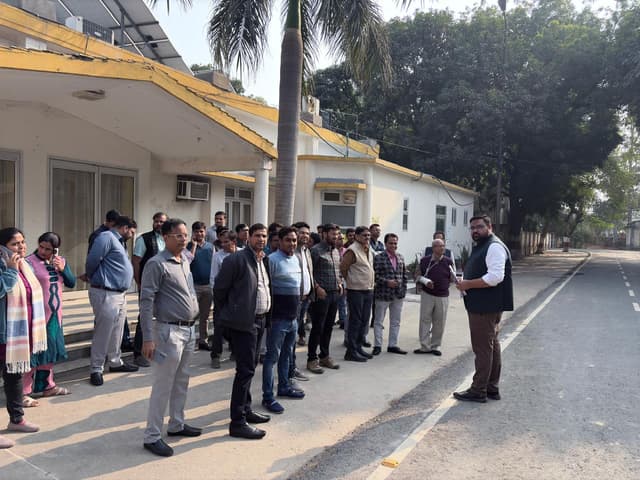 Engineers came out to discuss the issue at the DVVNL office in Agra.