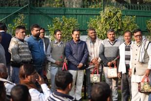 Arvind Kejriwal meets auto drivers at his residence