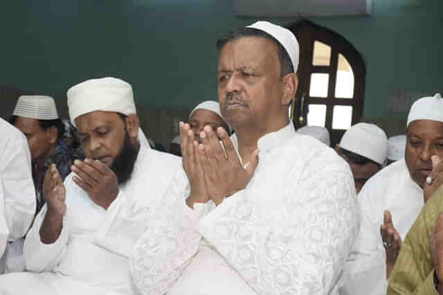 Bengal Minister Firhad Hakim (center)