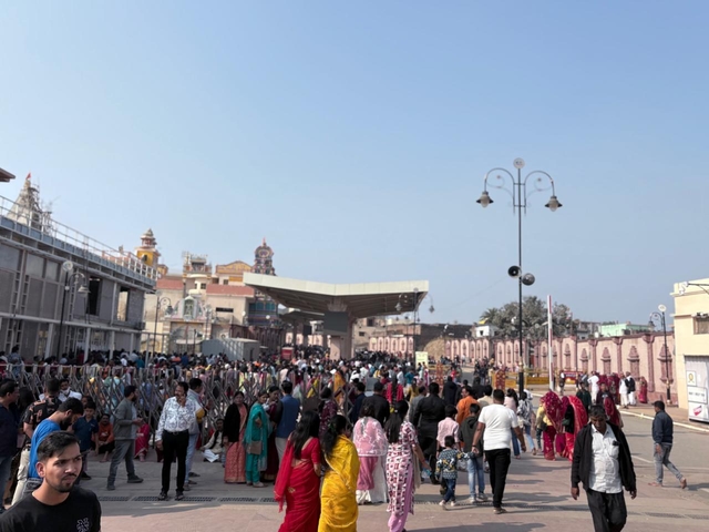 Pilgrims at the entrance of the temple
