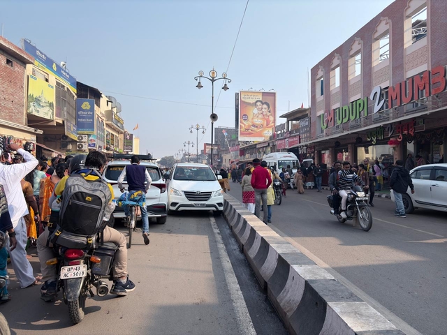 The bottleneck in front of the temple entry
