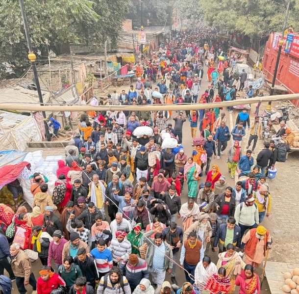 Pilgrims moving by the droves towards the snan ghats (Ankit Saxena/Swarajya)