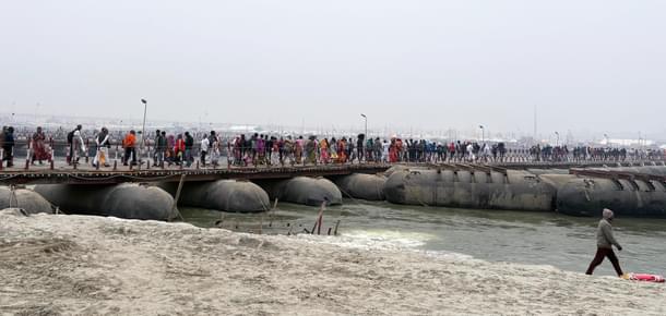 Devotees exiting the Sangam ghat for the akharas (Ankit Saxena/Swarajya)