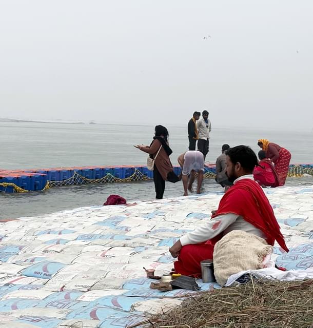 Pilgrims in dhyan by the river (Ankit Saxena/Swarajya)