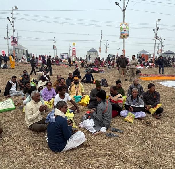 Prayers and bhajans at the ghat (Ankit Saxena/Swarajya)