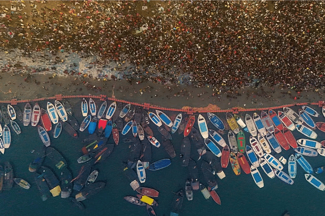 A drone shot of one of the ghats at the Mahakumbh Via (@Mahakumbh_2025/X)