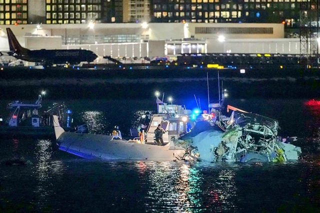 Passenger Plane Crashes With US Army Black Hawk Near Washington DC ...