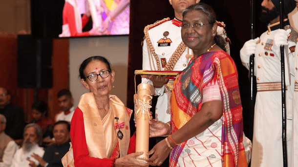 Parbati Barua receiving the Padmi Shri award from President Droupadi Murmu