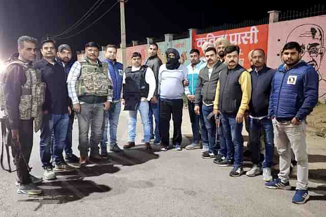 Arrested terrorist along with UP STF officials (Source: @Uppolice)