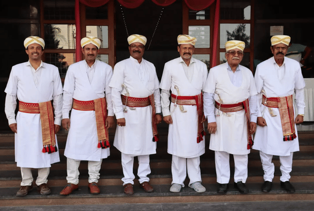 The white Kuppiya of the Arebhashe Gowdas