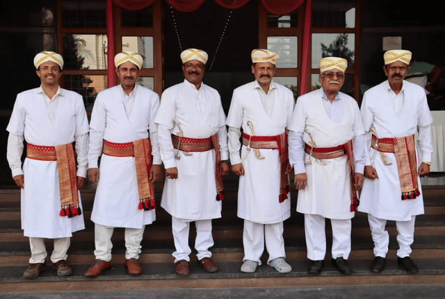 The white Kuppiya of the Arebhashe Gowdas