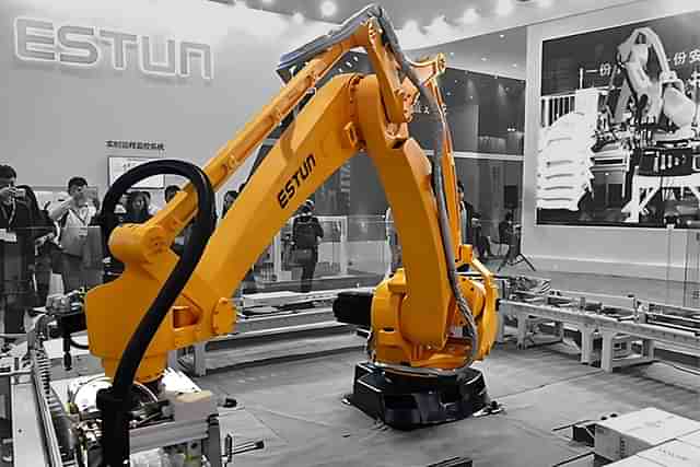 A versatile six-axis articulated robot, developed by Estun Automation Co Ltd, on display at an industrial expo in Shanghai. [Photo/China Daily]