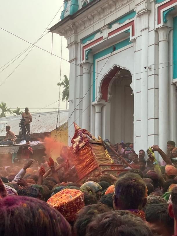 A palanquin is brought back after breaking the bamboo poles