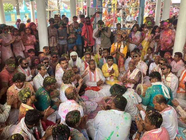 People join Bhakats as they sing Holigeets at the ranga mancha
