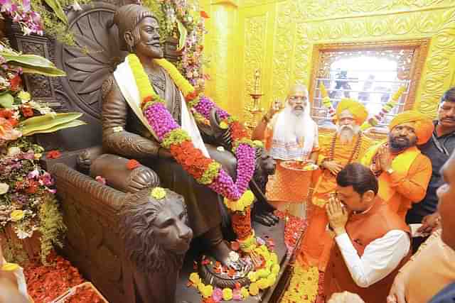 Devendra Fadnavis prays to Chhatrapati Shivaji Maharaj