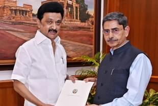 Tamil Nadu Governor RN Ravi (right) with Tamil Nadu CM Stalin.