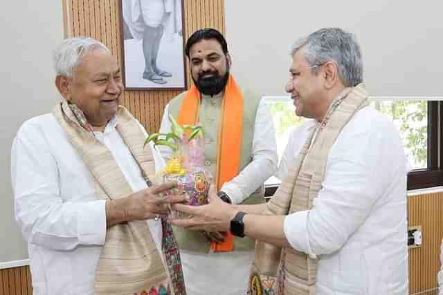Railway Minister meeting Bihar CM during his visit (X/@AshwiniVaishnaw) (Representative Image)