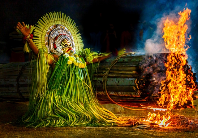 Guliga Daiva at Bhootaradhane Ceremony (Source: Rakhesh Kumar B, Wikimedia Commons)